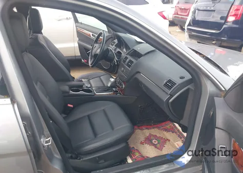 2011 Mercedes-Benz C 300 z USA, uszkodzony, nr VIN WDDGF8BB1BR166056